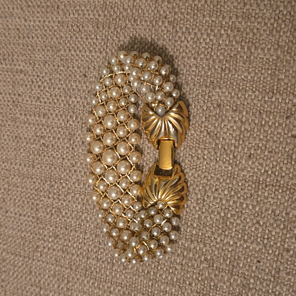 Vintage 80's Elegant Gold Shell and Pearl Bracelet